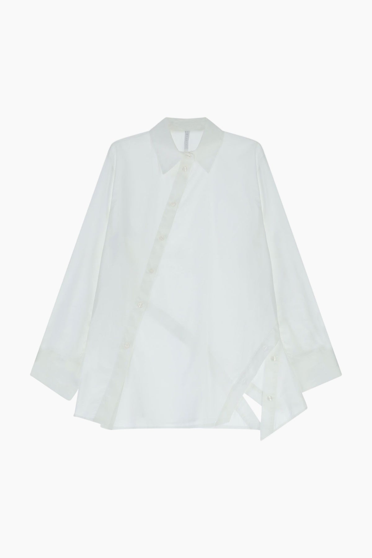 loose-fit shirt features an asymmetric back design highlighted by a distinctive diagonal button closure. A classic collar and long sleeves with cuffs frame a contemporary silhouette.
