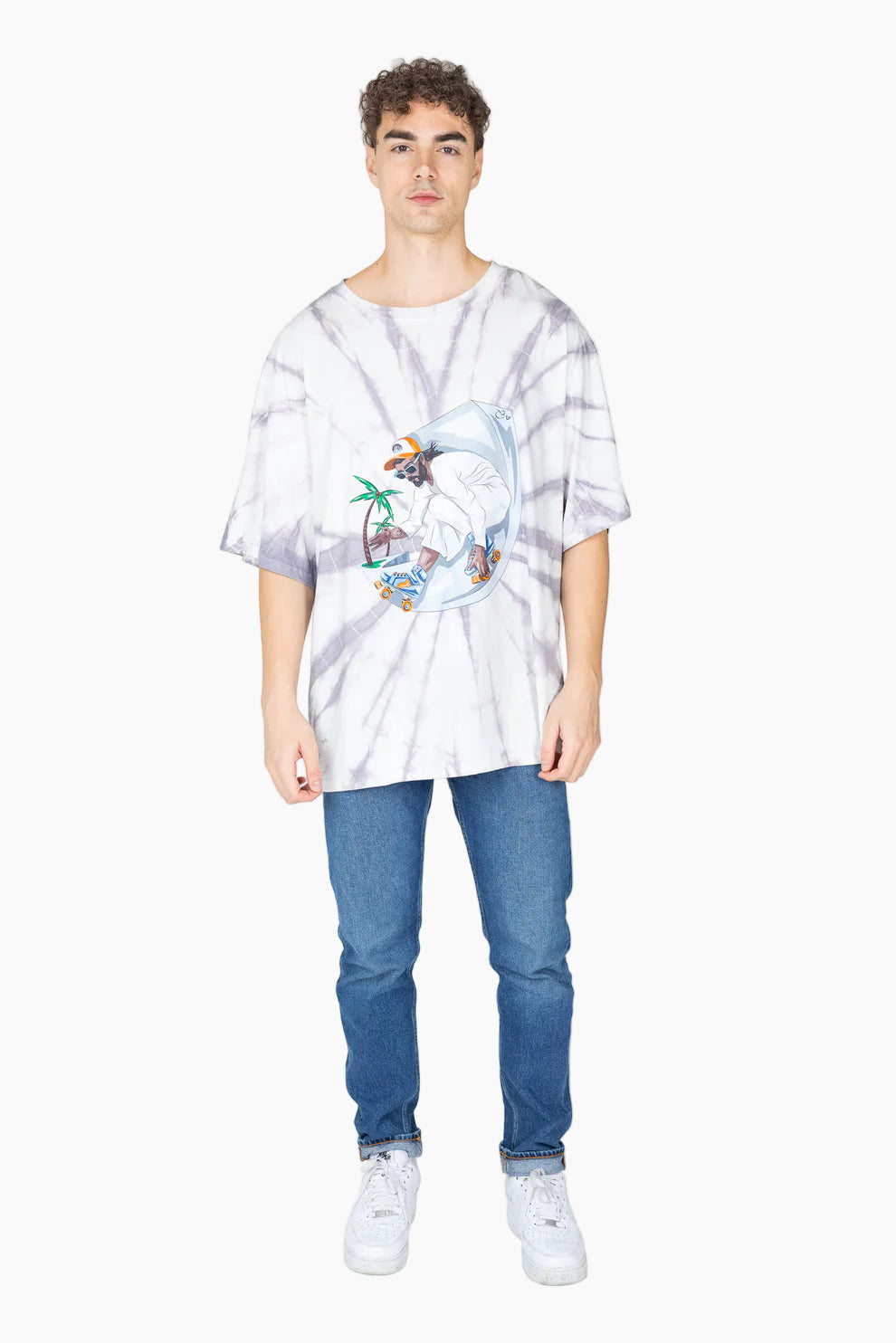 Person wearing a white patterned shirt and blue jeans o