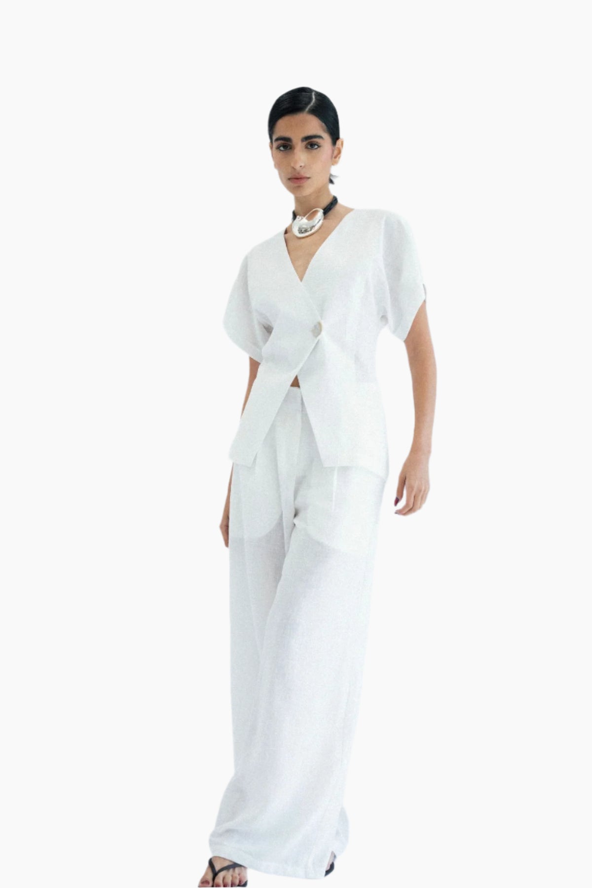 Woman wearing a white outfit, pants High-rise waistline.