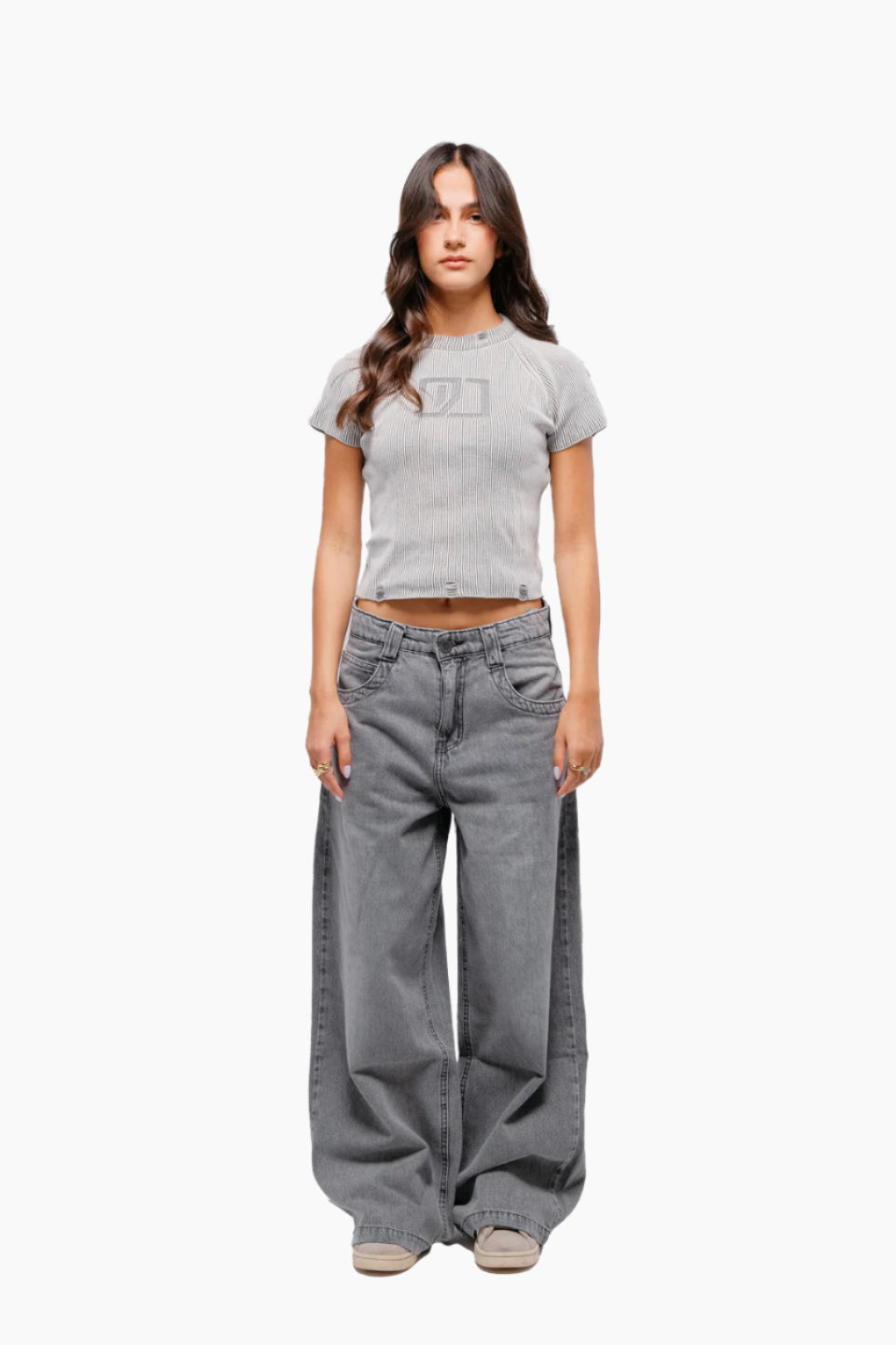 Woman wearing a gray t-shirt and wide-leg jeans