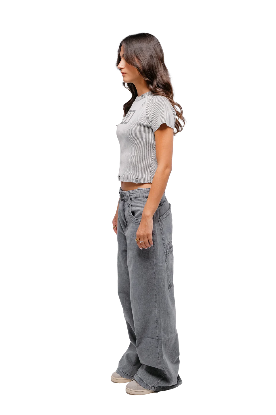 Woman wearing a gray t-shirt and wide-leg jeans