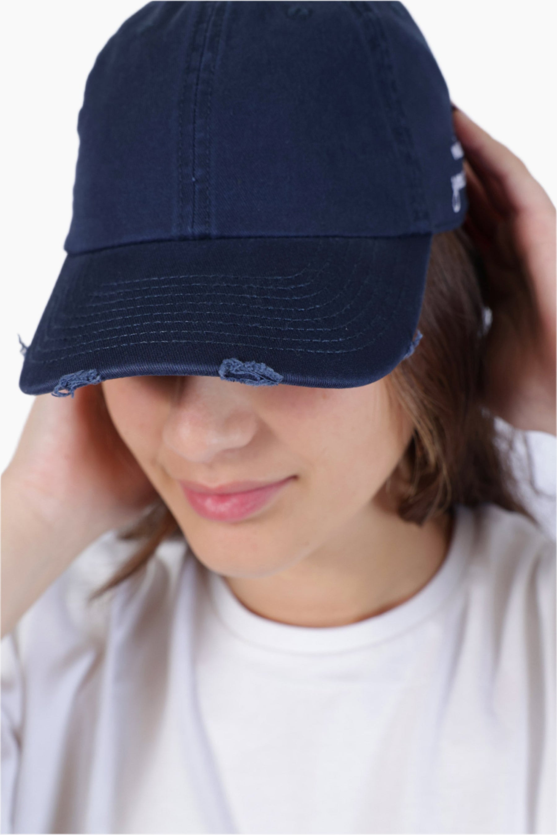 Person wearing a navy blue cap "Mind your Soul" - Unisex Cap