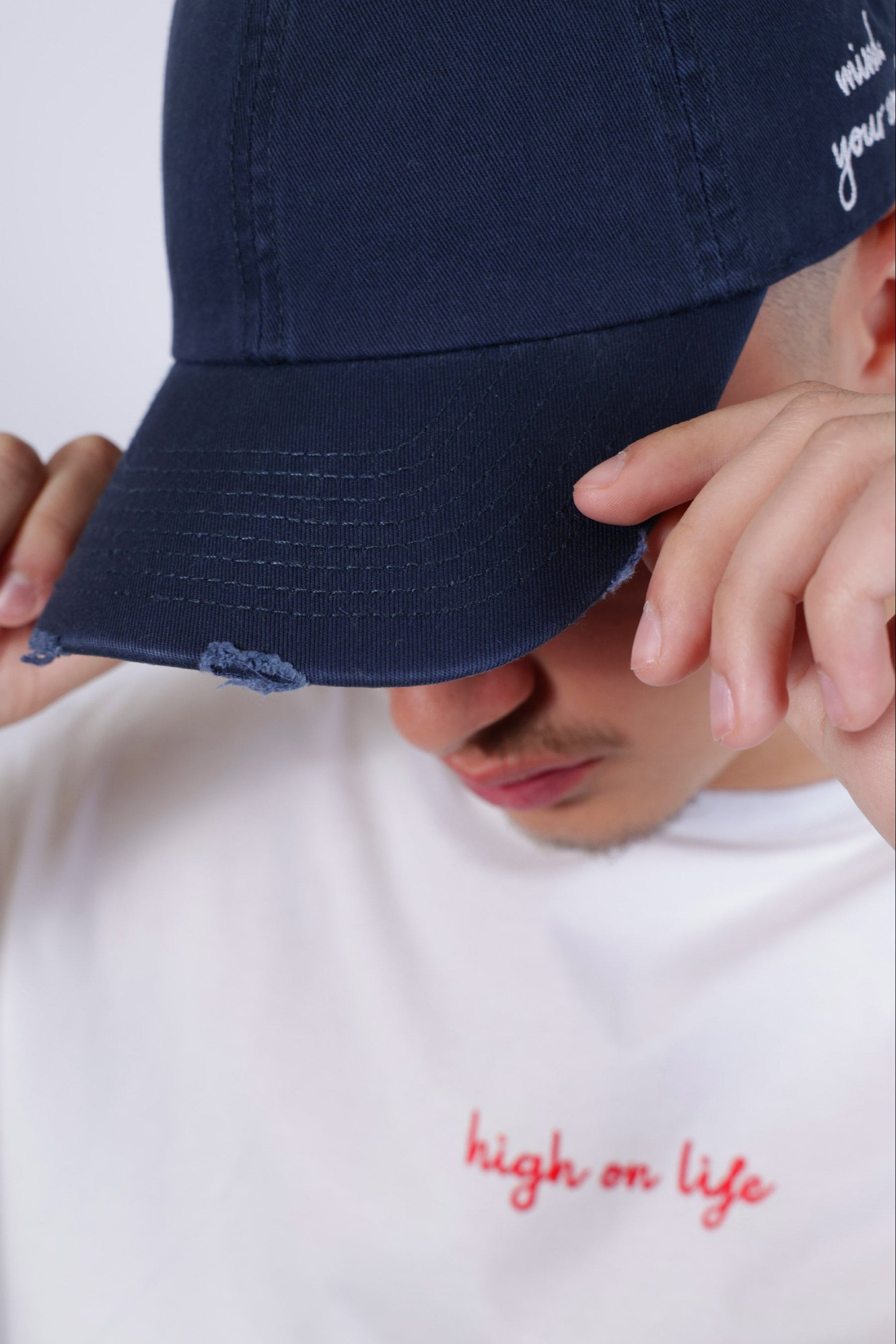 Person wearing a navy blue cap "Mind your Soul" - Unisex Cap