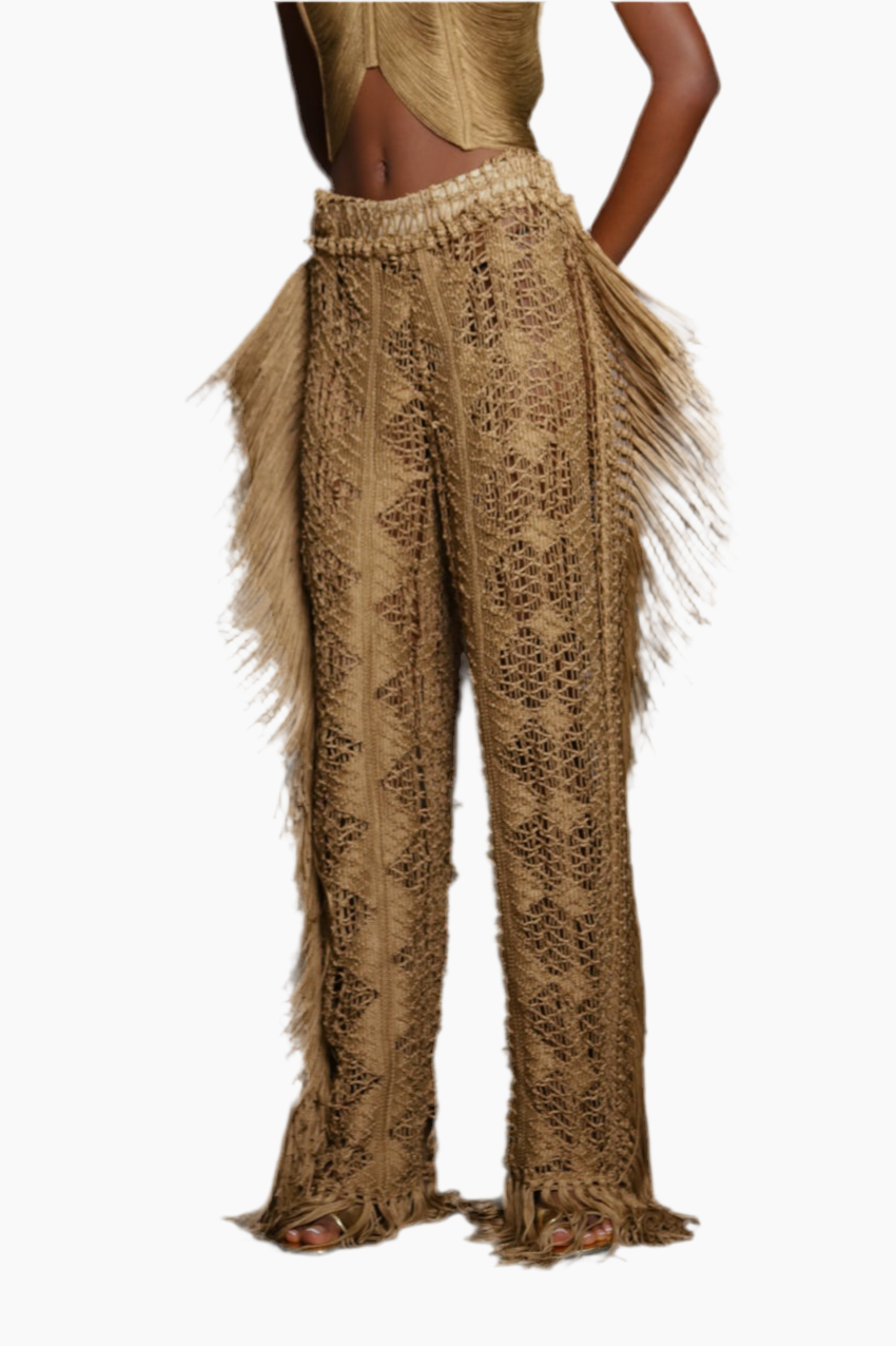 Large textile trousers type mesh, with elastic pretina and fringes that fall delicately along the sides and the wheel, providing a subtle movement to the garment.