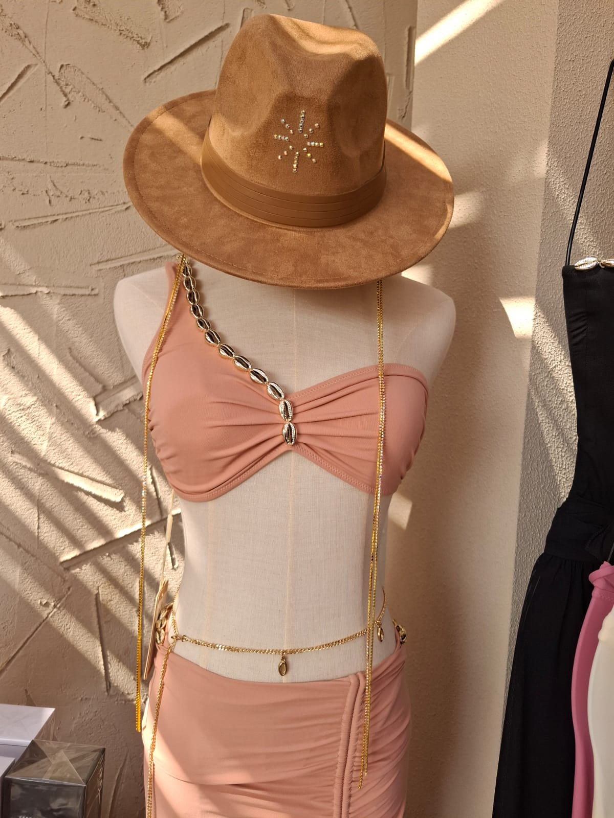 BB Sun hat with gold chain