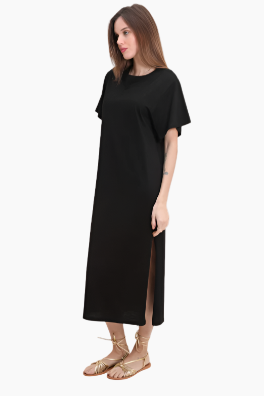 Woman wearing a black dress with a slit