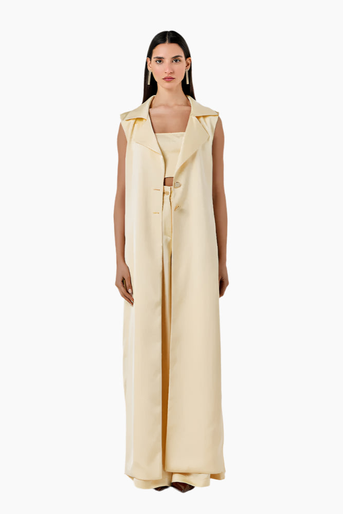 Semi-flared sleeveless floor-length gilet.