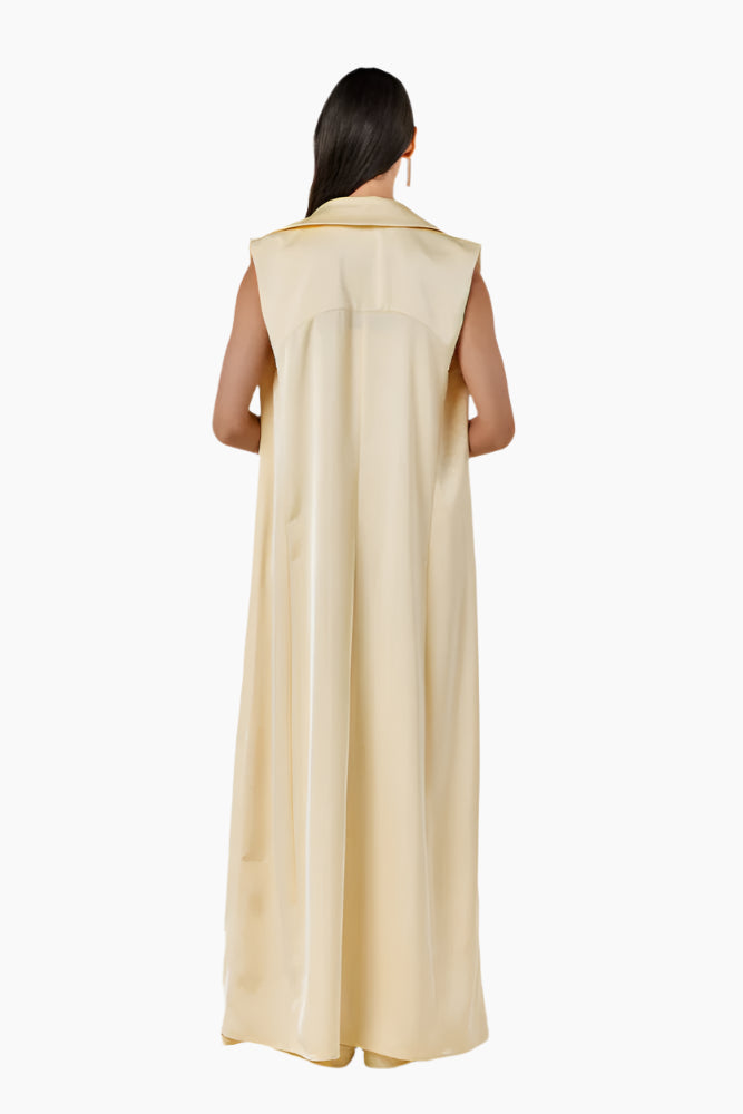 Semi-flared sleeveless floor-length gilet.