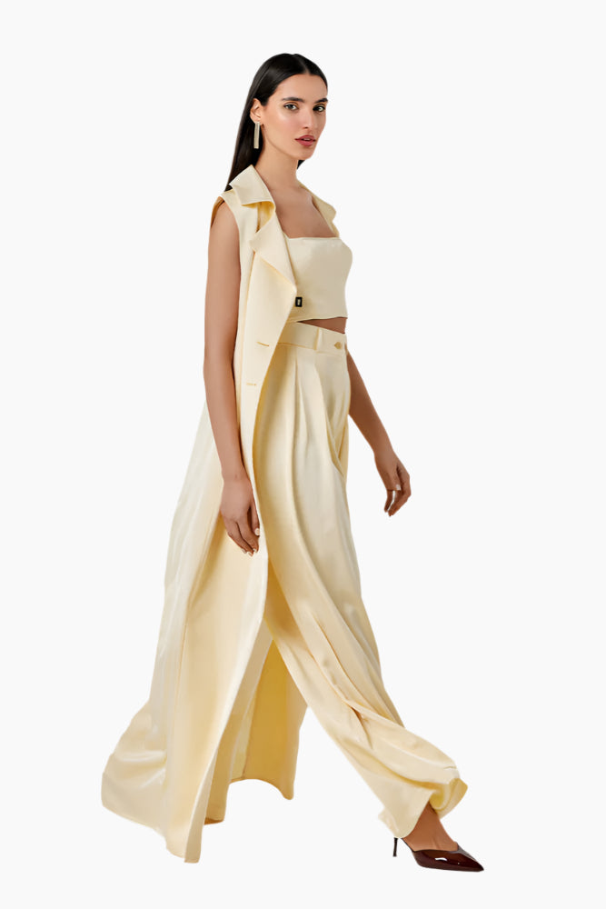 Semi-flared sleeveless floor-length gilet.