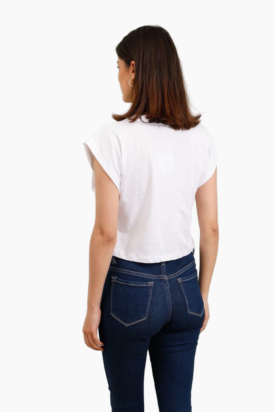 Woman wearing a white t-shirt and blue jeans