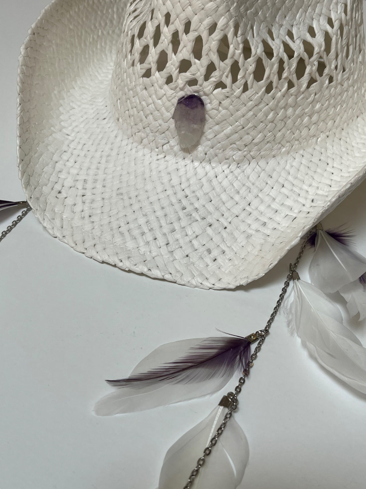 White straw hat with feathers chains