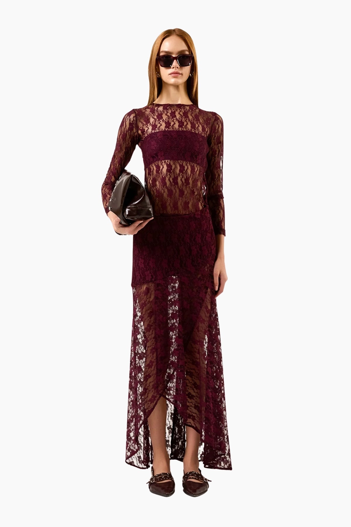 Asymmetrical ankle-length skirt, with an invisible side zipper.