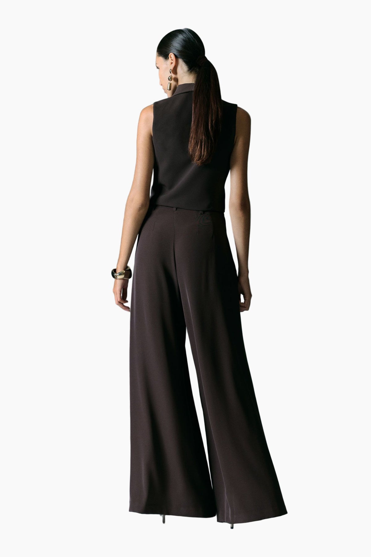 Woman wearing a black sleeveless top and wide-leg pants 