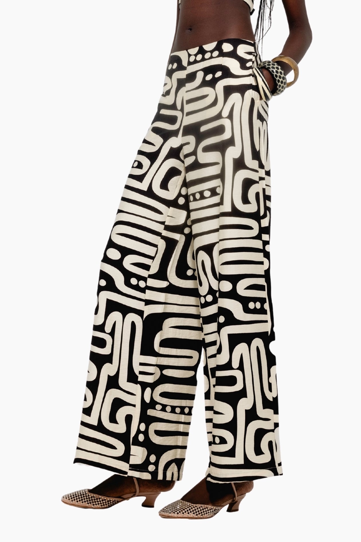 Wide-leg pants with a black and white abstract pattern 