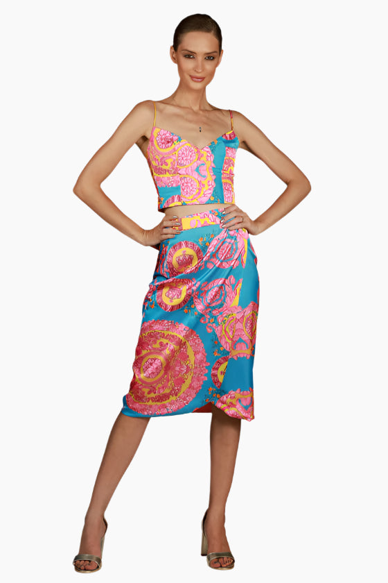 Woman wearing a colorful bleu skirt with a matching top