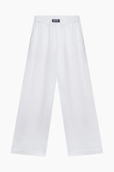 White pants pants featuring an elastic waistband and practical side pockets.