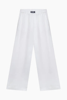 White pants pants featuring an elastic waistband and practical side pockets.