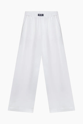 White pants pants featuring an elastic waistband and practical side pockets.