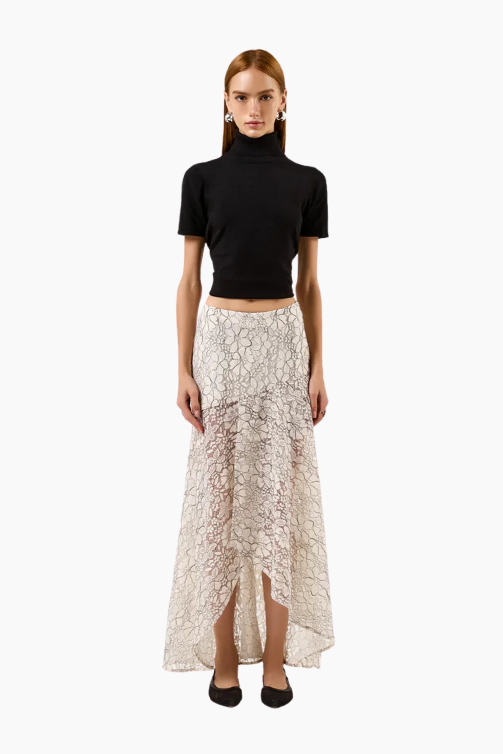Asymmetrical ankle-length skirt, with an invisible side zipper.