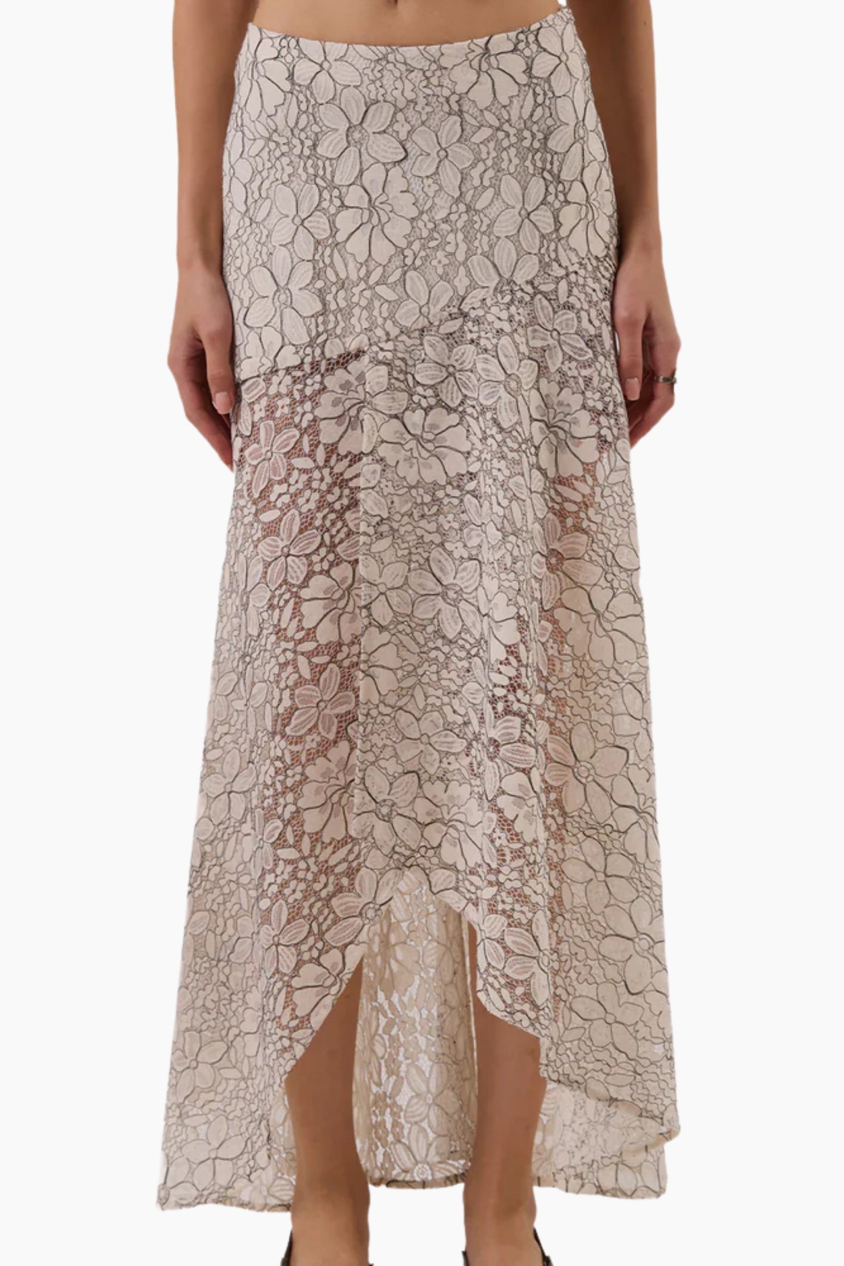 Asymmetrical ankle-length skirt, with an invisible side zipper.