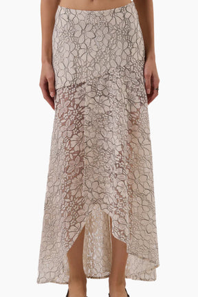 Asymmetrical ankle-length skirt, with an invisible side zipper.