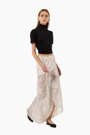 Asymmetrical ankle-length skirt, with an invisible side zipper.