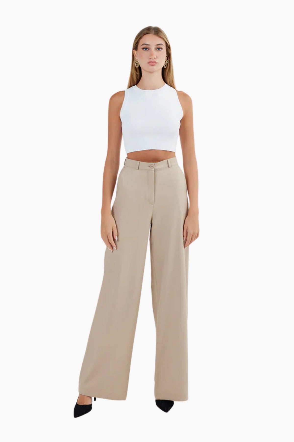 Woman wearing a white sleeveless top and beige high-waisted pants