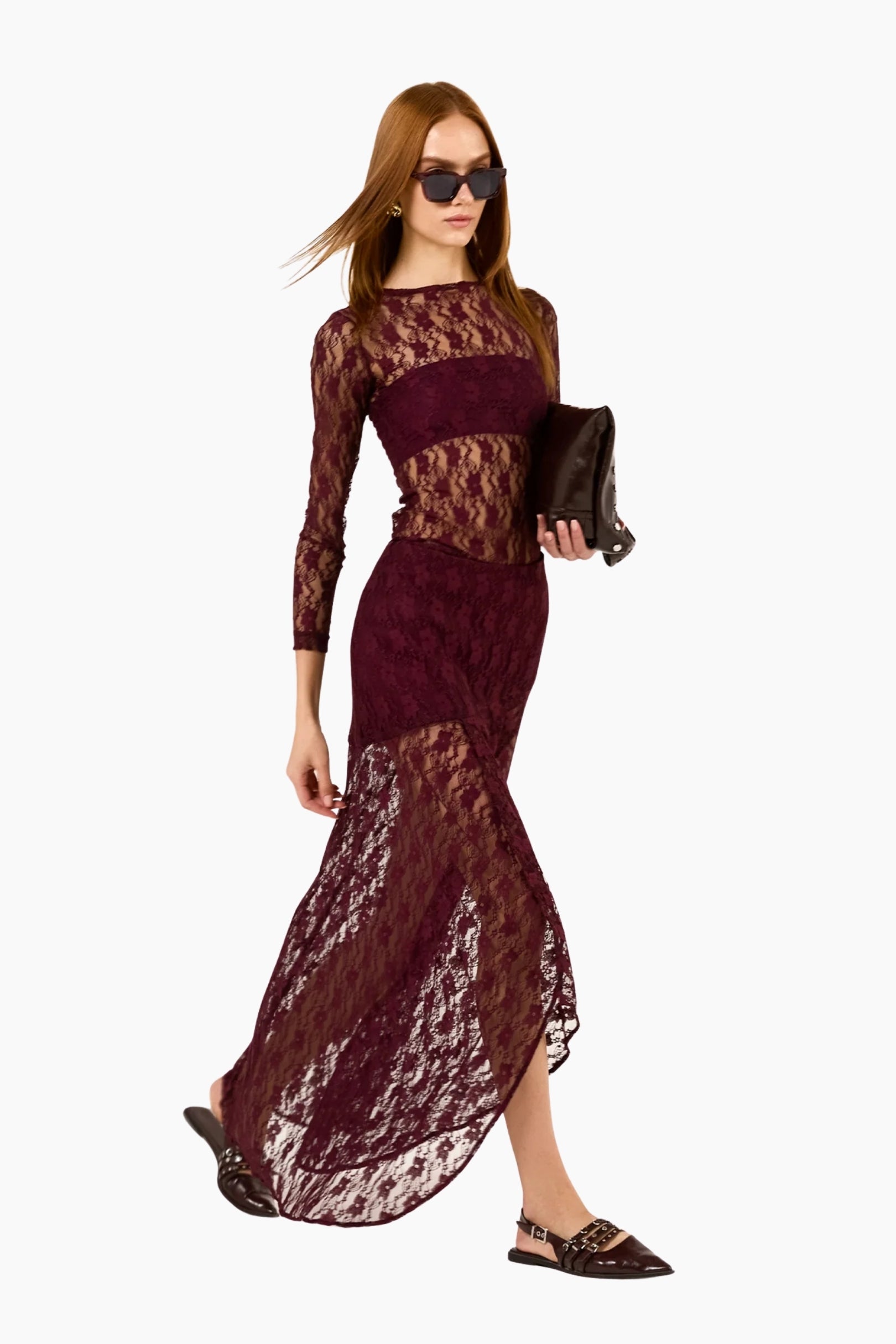 Asymmetrical ankle-length skirt, with an invisible side zipper.