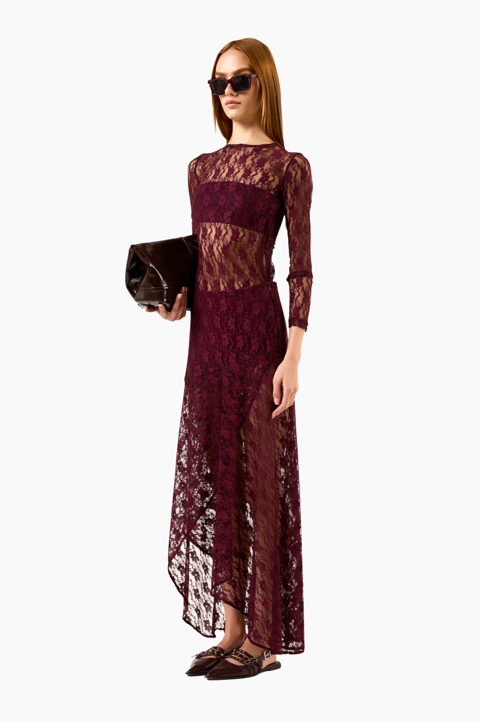 Asymmetrical ankle-length skirt, with an invisible side zipper.